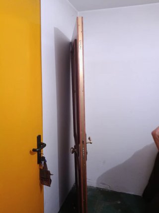 Puerta blindada madera oscura