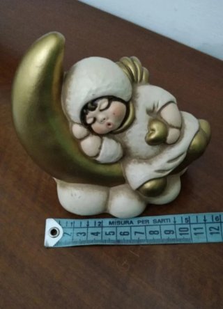 Angelo dormiente su luna decorativa