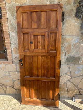 Puerta de entrada de madera