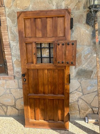 Puerta de entrada de madera