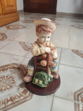 Figura niño con oso y mochila