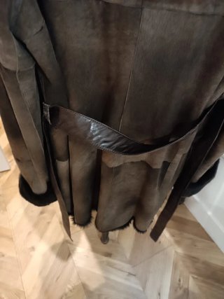 Chaquetón de piel con capucha