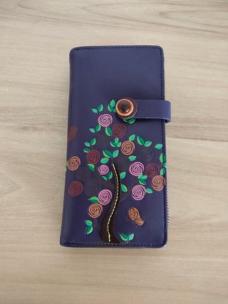 Cartera morada con estampado floral