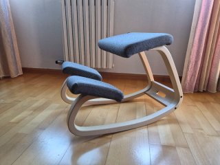 Silla ergonómica de madera y tela