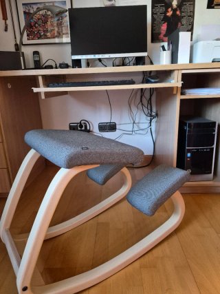Silla ergonómica de madera y tela