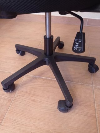 Silla de oficina Yaheetech negra, como nueva
