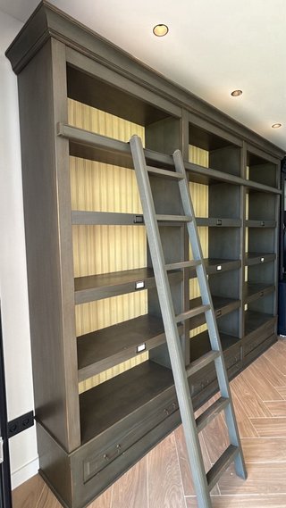 Librería beige/verde con escalera