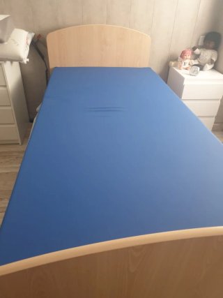 Cama articulada hospitalaria
