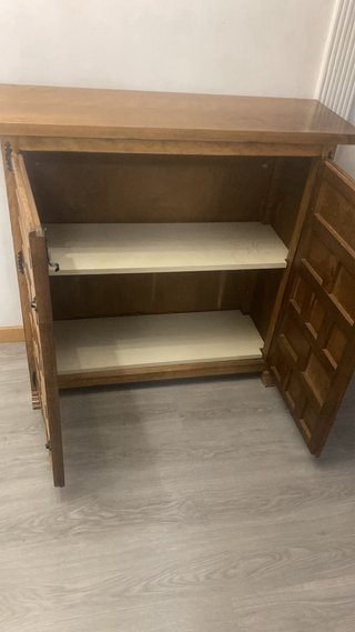 Cómoda de madera con puertas talladas
