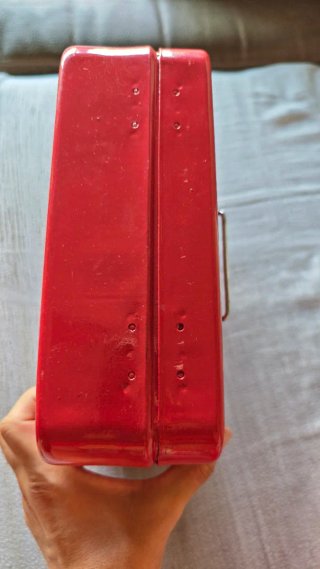 Caja de caudales metálica roja con llave
