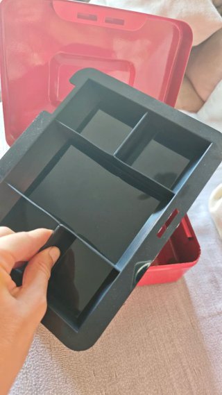 Caja de caudales metálica roja con llave