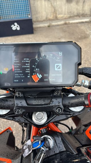 KTM 390 Duke Naranja y Blanca
