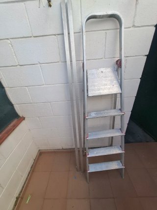 Escalera de aluminio plegable