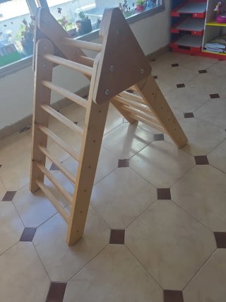 Triángulo de escalada madera.