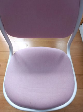 Silla infantil rosa para escritorio