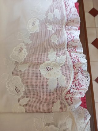 Juego de cama artesanal bordado y Filtire y encaje