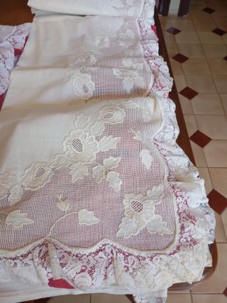 Juego de cama artesanal bordado y Filtire y encaje
