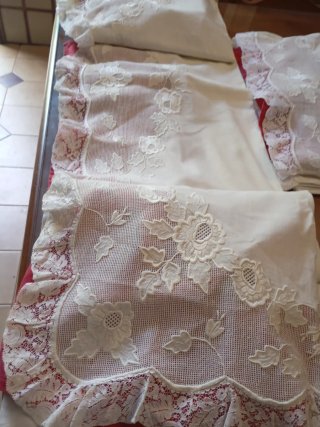 Juego de cama artesanal bordado y Filtire y encaje