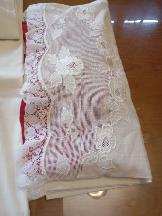 Juego de cama artesanal bordado y Filtire y encaje