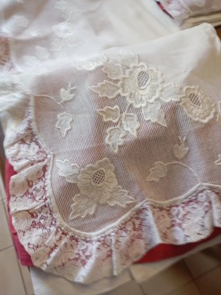 Juego de cama artesanal bordado y Filtire y encaje