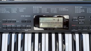 Piano Casio CTK-3200 con funda.