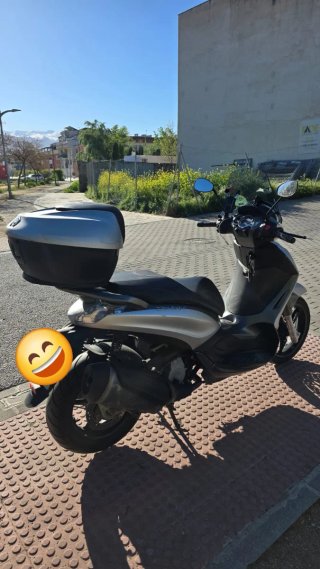 Piaggio Beverly 350 Maxi Scooter