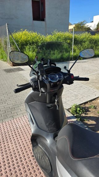Piaggio Beverly 350 Maxi Scooter