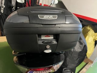 Baúl Givi E470 (47L) + Parrilla Givi M5M Monolock