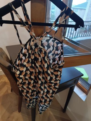 Top Alba Conde Negro Estampado Hojas