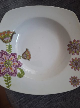 Set di stoviglie in porcellana con fiori