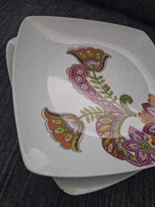 Set di stoviglie in porcellana con fiori