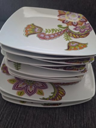 Set di stoviglie in porcellana con fiori