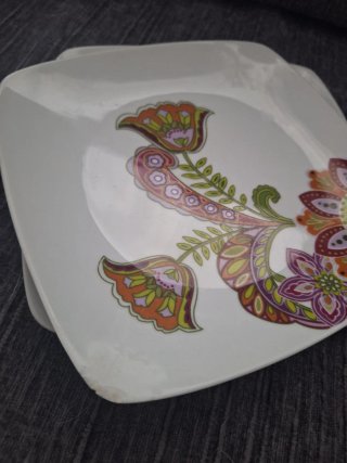 Set di stoviglie in porcellana con fiori