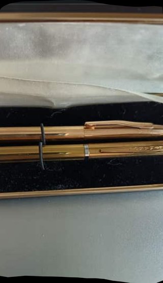 Estuche de bolígrafos dorados