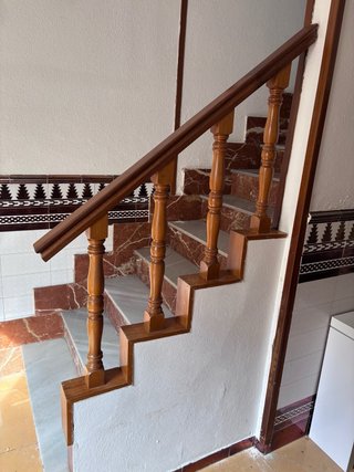 Barandilla de madera para escaleras