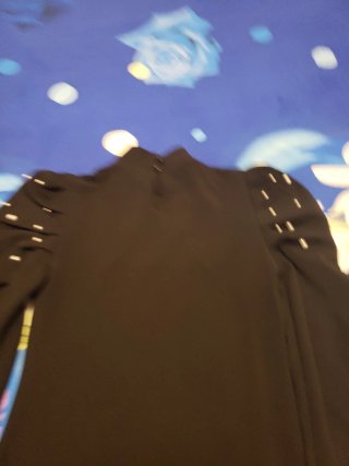 Vestido negro con perlas