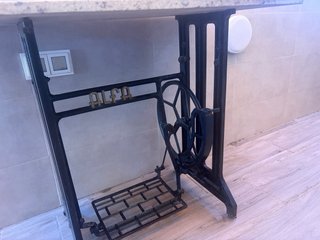 Mesa antigua de costura con tapa de mármol.