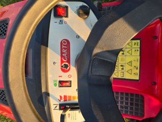 Trattore tosaerba ben mantenuto con poche ore di utilizzo