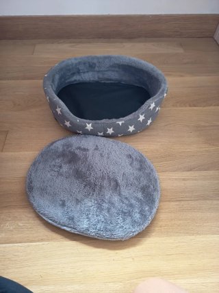 Cama para gatos gris con estrellas blancas