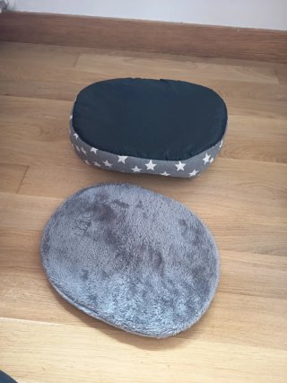 Cama para gatos gris con estrellas blancas