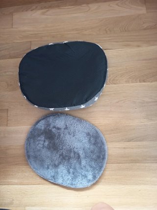 Cama para gatos gris con estrellas blancas