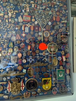 Vitrina de coleccionismo con medallas