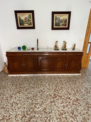Mueble de madera con mármol para restaurar
