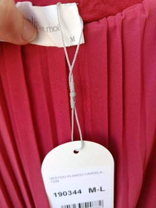Vestido midi invitada plisado color maquillaje