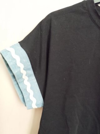 Maglietta nera con taschino azzurro