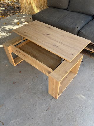 Mesa de roble de centro elevable.