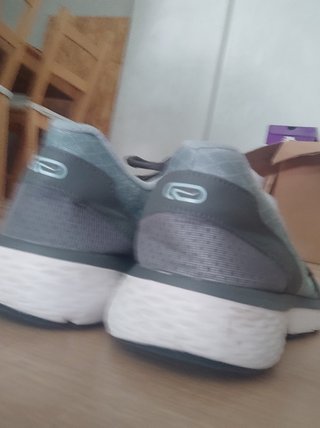 Zapatillas deportivas Decathlon grises y turquesa