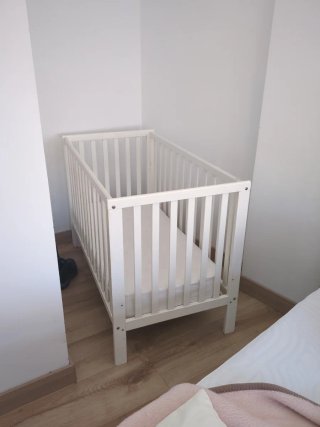 Cuna blanca de madera