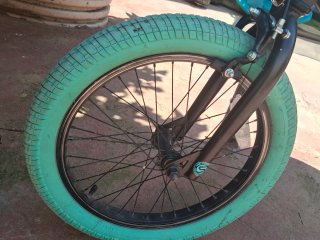 Bicicleta BMX Agent Negra y Turquesa