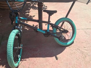 Bicicleta BMX Agent Negra y Turquesa